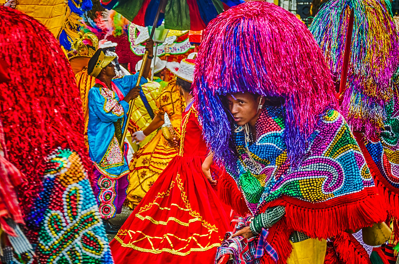 Mestres de maracatu celebram poesia oral em Pernambuco