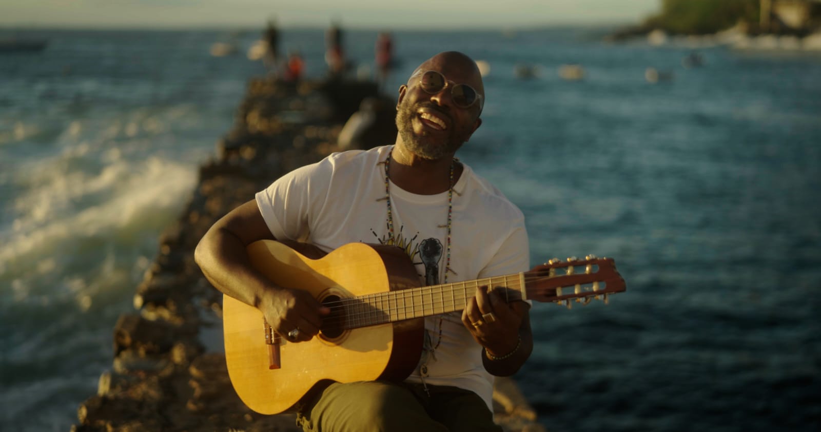 Raro92: Thiago Thomé transforma paternidade e Bahia em álbum afetuoso