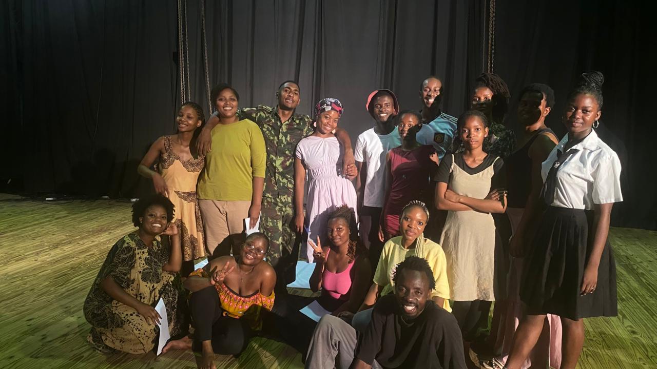 Estudantes de teatro transformam vivências em cena