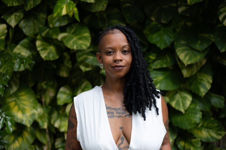 Amanda Julieta lança “Monstruosa” com leituras na Casa Preta