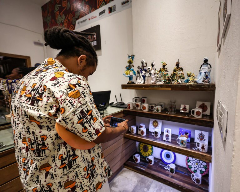 Afrocolab seleciona negócios negros para loja em Salvador