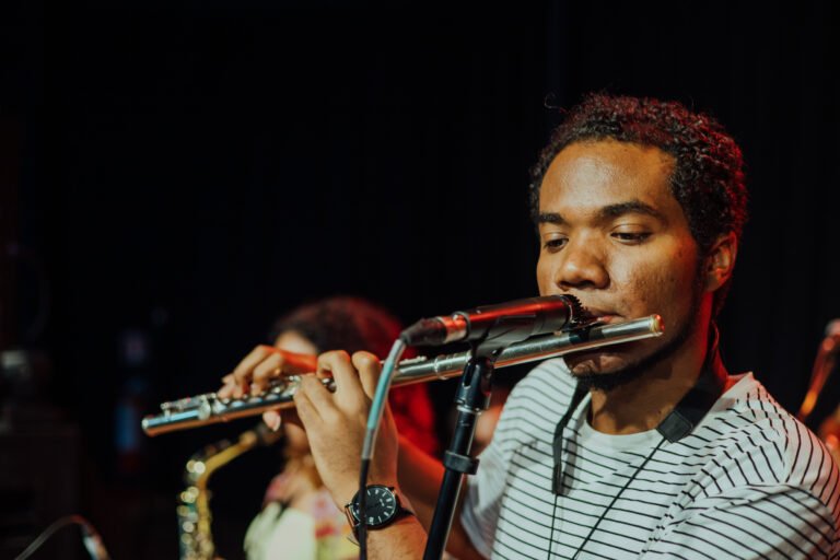 Raphael dos Santos encerra turnê com show gratuito em Caxias