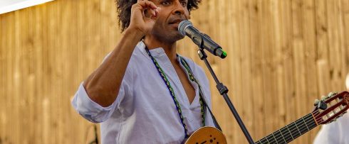 Tom da Bahia homenageia Raí em música e show em Paris