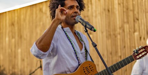 Tom da Bahia homenageia Raí em música e show em Paris