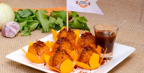 ‘Feriadou’ por aí? Bares da capital celebram o Desafio da Caipiroska, com opções de bolinho de pernil e costelinha suína nesta quinta, 1