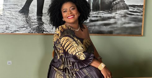 Cáren Cruz lança livro afrodiaspórico na Bienal da Bahia