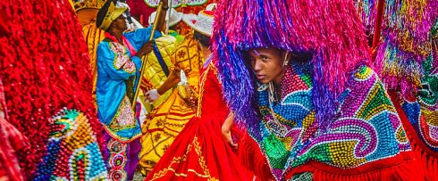 Mestres de maracatu celebram poesia oral em Pernambuco