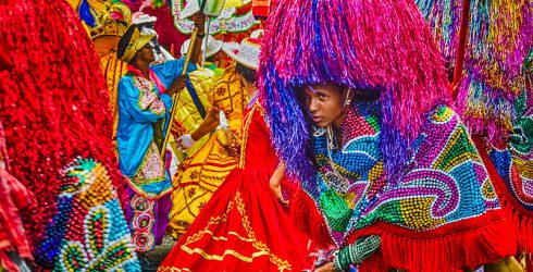Mestres de maracatu celebram poesia oral em Pernambuco