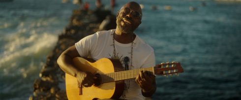 Raro92: Thiago Thomé transforma paternidade e Bahia em álbum afetuoso