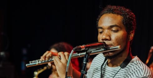 Raphael dos Santos encerra turnê com show gratuito em Caxias