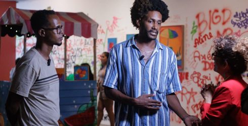 Maria Marighella visita a exposição Plantações de Autoestima