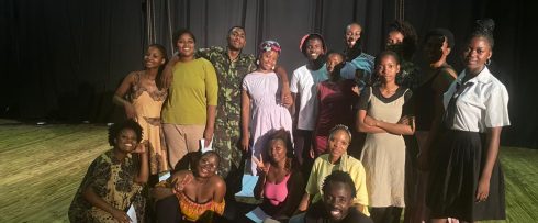 Estudantes de teatro transformam vivências em cena