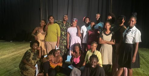 Estudantes de teatro transformam vivências em cena